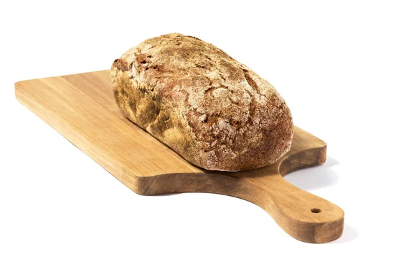 Φρεσκοψημένο ψωμί σε μαυροπίνακα που απομονώνεται σε λευκό φόντο — Φωτογραφία Αρχείου
