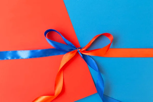 Red and blue bow on a blue and red background — Foto Stock