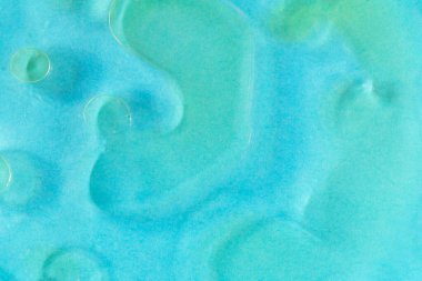 Açık mavi arka planda, sudaki yağ lekeleri. İlaç, güzellik, sağlık. Her tasarım için çözümler. Seçici odak