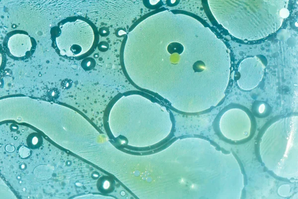 Mavi sudaki yağ lekeleri. Her tasarım için desenli arka plan. Kozmos, fantezi, basitlikteki güzellik. Seçmeli odak, ayrışma