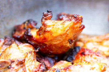 Taze lezzetli domuz boğumları tavada kızarır. Yemek katı. Hafta sonu ve dinlenme. Basit bir incelik. Seçici odak