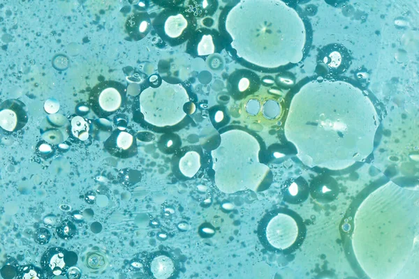 Suda bir sürü yağlı sarı noktalar, açık mavi arka planda daireler, kabarcıklar, kozmos, basitlikte güzellik, her tasarım için bir çözüm. Seçmeli odak, ayrışma