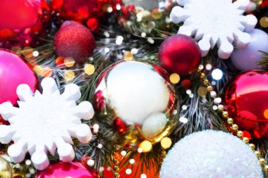 Noel süslemelerine yakın çekim. Tatil ışıkları. Mutlu yıllar ve mutlu Noeller.