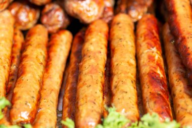 Gün ışığında tabakta duran taze, leziz sosisler. Yemek katı, hafta sonu ve dinlenme. Üst görünüm, yakın çekim
