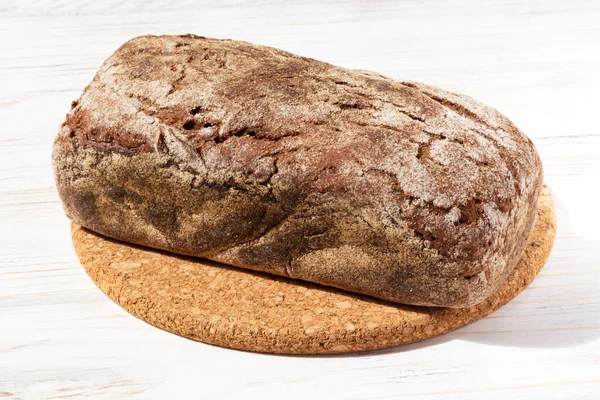 Pão Pão Recém Assado Uma Tábua Redonda Fundo Madeira Branca — Fotografia de Stock