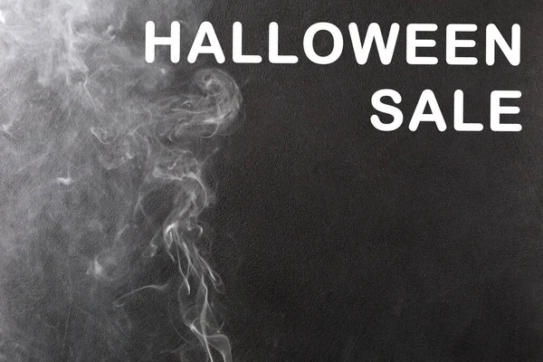 Vlevo Černém Pozadí Stoupá Vlnitý Bílý Kouř Něm Nápis Halloween — Stock fotografie