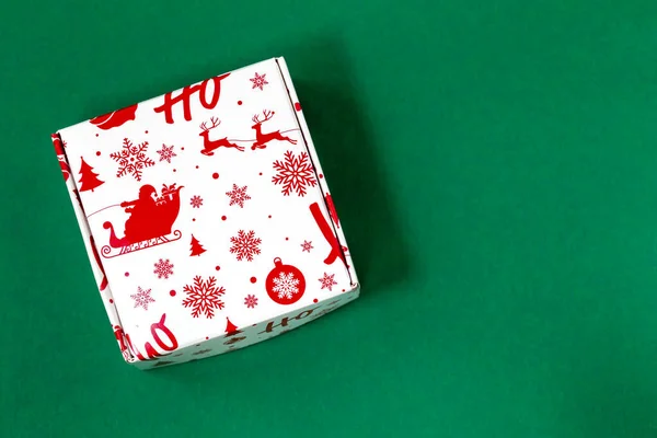 Krásná Vánoční Bílá Dárková Krabice Červeným Ornamentem Zeleném Pozadí Veselé — Stock fotografie