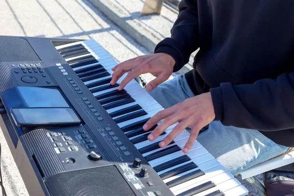 Gatumusiker Spelar Synthesizer Händerna Processen Närbild Livsstil — Stockfoto