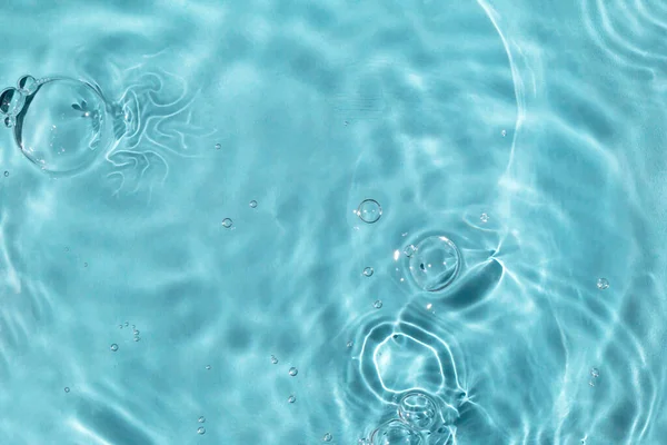 Ljusblå Texturerat Vatten Bakgrund Med Stora Bubblor Och Sol Bländning Stockbild