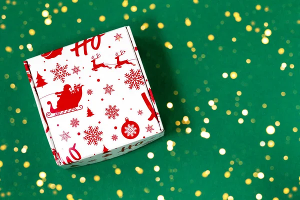 Krásná Vánoční Bílá Dárková Krabice Červenou Ornament Zeleném Pozadí Světly — Stock fotografie