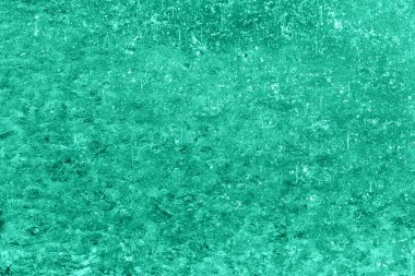 Suya yağmur yağıyor. Tasarım için yağmurlu bir arkaplan. Yeşil. Seçmeli odak, ayrışma