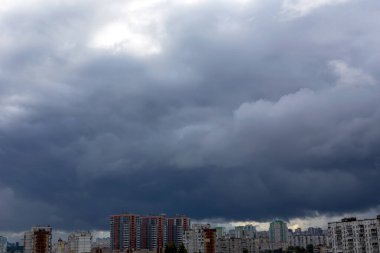 Siyah gök gürültüsü şehrin üzerinde yoğunlaştı. Yağmur bekleniyor.