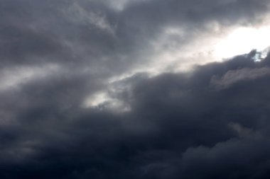 Beyaz boşluklu kara fırtına bulutu. Yağmur bekleniyor. Tasarım için doku arka planı. Seçici odak