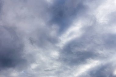 Gri bulutlar gökyüzünü kapladı. Tasarım için doku arka planı. Seçici odak