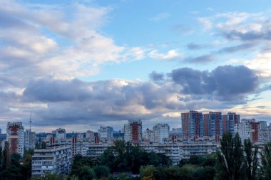 Gün batımında mavi gökyüzünde kabarık bulutlar. Seçici odak