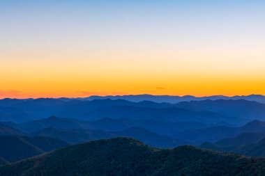 Gün batımında Kara Dalgaları