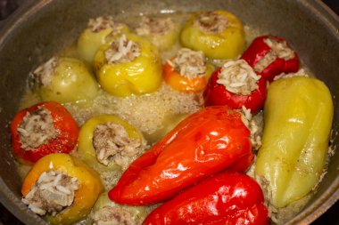 Kırmızı ve yeşil dolma biberler et ve pirinçle doldurulmuş. 
