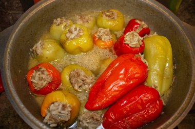 Kırmızı ve yeşil dolma biberler et ve pirinçle doldurulmuş. 