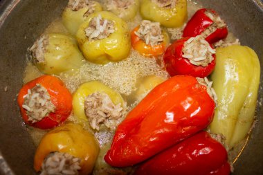 Kırmızı ve yeşil dolma biberler et ve pirinçle doldurulmuş. 