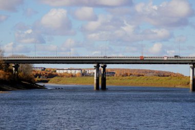 Arabaların geçişi için nehir üzerindeki köprü. 