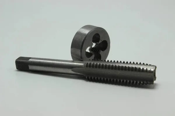 螺母和螺栓螺纹用金属制水龙头和模子 — 图库照片
