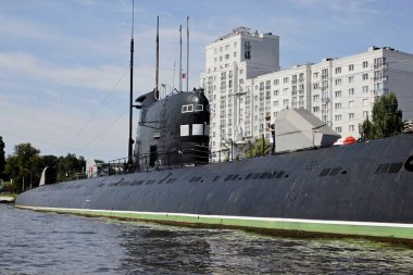 Nehrin kıyısındaki denizaltı müze sergisi olarak kullanılacak.