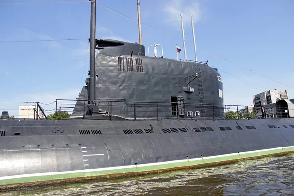 Подводная лодка на берегу реки как музейная экспозиция — стоковое фото