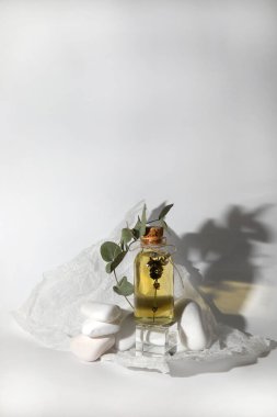 Beyaz arka plandaki cam prizmadan yayılan lavanta yağı.