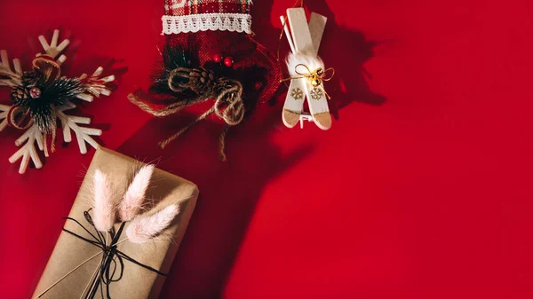 Composizione di regali e giocattoli per l'albero di Natale. Composizione natalizia su sfondo rosso — Foto Stock