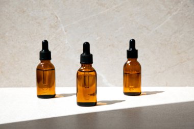 Bej taşlı arka planda doğal SPA kozmetik ürünleri olan temiz bir şişe. 