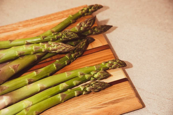 Frischer Grüner Spargel Auf Einem Hölzernen Küchenbrett Auf Einem Hellen — Stockfoto