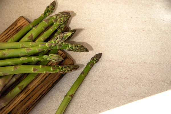 Frischer Grüner Spargel Auf Einem Hölzernen Küchenbrett Auf Einem Hellen — Stockfoto