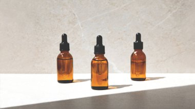 Bej taştan arka planda doğal SPA kozmetik ürünleri olan temiz bir şişe. Ön görünüm