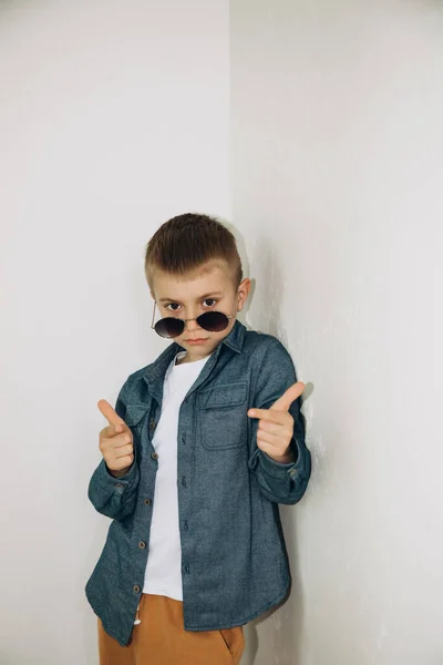 Fajny Chłopak Stoi Ubrany Koszulę Patrzy Spod Okularów Przeciwsłonecznych — Zdjęcie stockowe