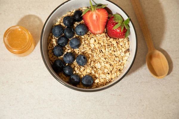 Healthy Breakfast Concept Oatmeal Fresh Blueberries Strawberries Honey Flat Lay — Stock Photo, Image