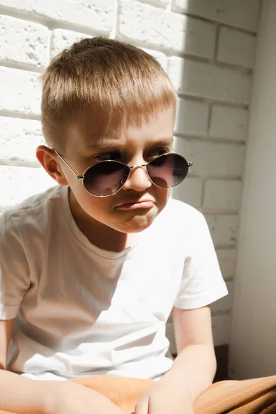 Boy Sunglasses Sits Leaning Brick Wall Grimaces Portrait Boy Years — Fotografia de Stock