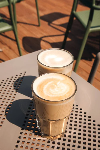 Büyük Bardakta Şeffaf Cappuccino Parlak Güneş Işığında Bej Bir Masada — Stok fotoğraf