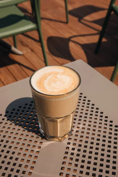 Jedna Duża Przezroczysta Szklanka Cappuccino Sztuką Kawy Beżowym Stole Jasnym — Zdjęcie stockowe
