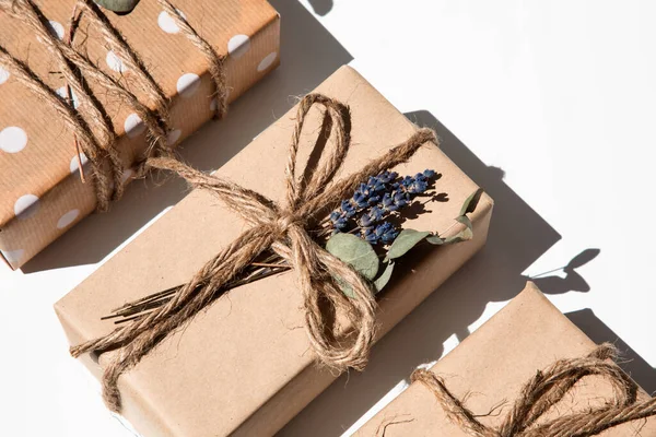 Set Handmade Gifts Kraft Paper Tied Wide Twine Decorated Dry — Foto Stock