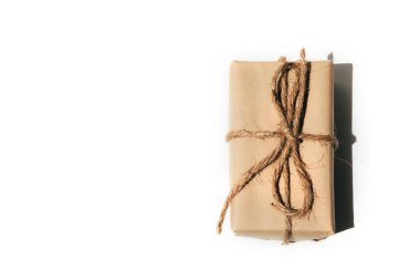 Hediye kraft kağıdına sarılıp beyaz arka planda sicimle bağlanmış. Üst görünüm