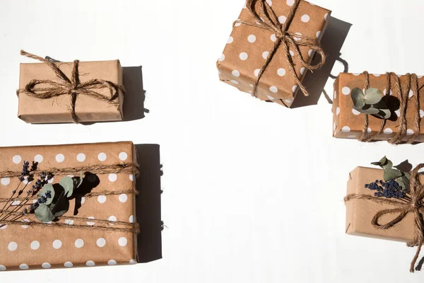 Set Handmade Gifts Kraft Paper Tied Wide Twine Decorated Dry — Fotografia de Stock