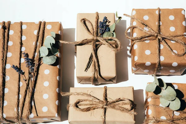 Set Handmade Gifts Kraft Paper Tied Wide Twine Decorated Dry — Foto Stock