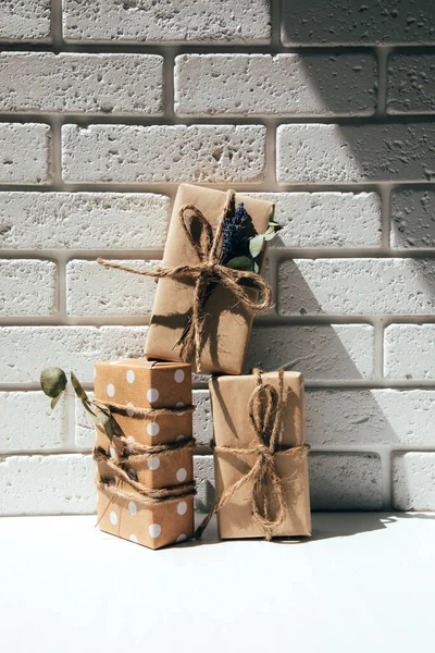 Kézzel Készített Ajándékok Kraft Papírban Széles Zsinórral Megkötözve Száraz Virágokkal — Stock Fotó
