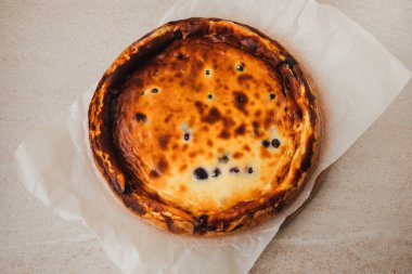 Fırında yaban mersinli cheesecake hazır olsun. Üst görünüm