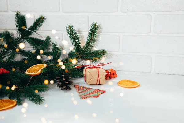 Fondo Navidad Decoración Año Nuevo Una Mesa Blanca Con Ramas — Foto de Stock