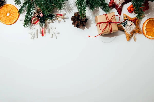 Fondo Navidad Decoración Año Nuevo Una Mesa Blanca Con Ramas — Foto de Stock