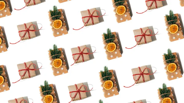 礼物的平铺图案为褐色包装 装饰过的干橙片和带有阴影的冷杉 Web横幅 — 图库照片