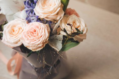 Bir buket çiçek, güller, yıldız çiçekleri, parlak taşlı arka planda güzel pembe bir paket içinde gladioli. Üst görünüm