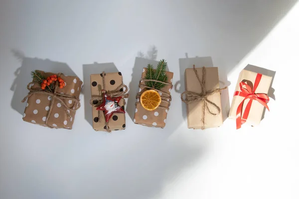 Groupe Cadeaux Dans Emballage Écologique Orné Une Orange Sèche Bâton — Photo
