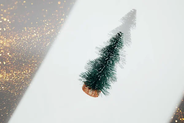 Piccolo Albero Natale Decorativo Verde Con Ombre Luci Dorate Sfondo — Foto Stock